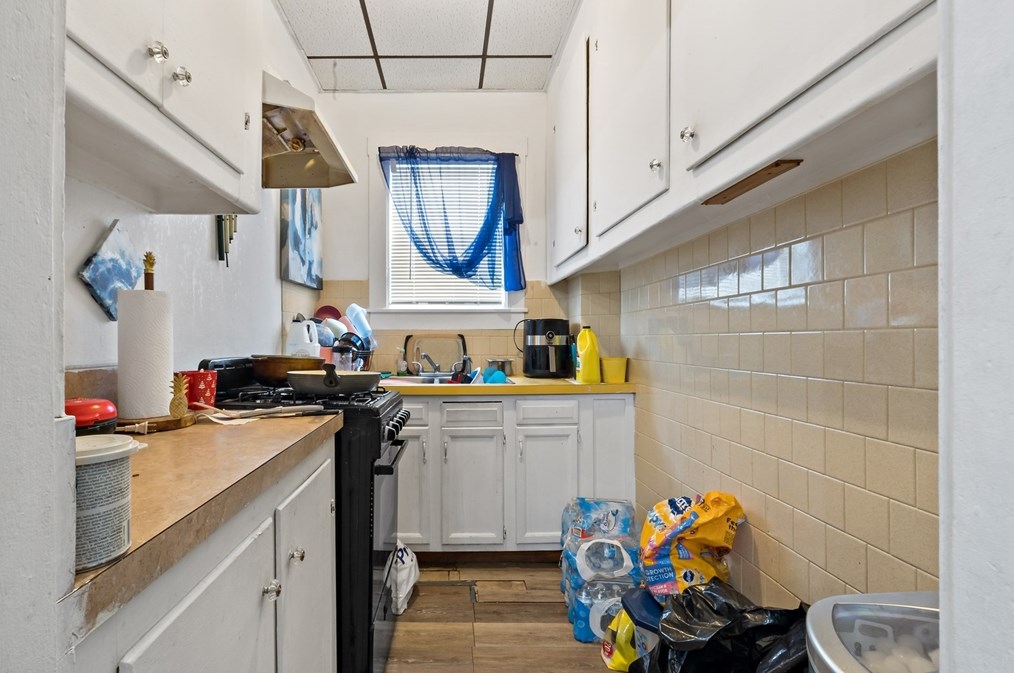 302 Sawyer St, New Bedford MA 02746-2052 exterior