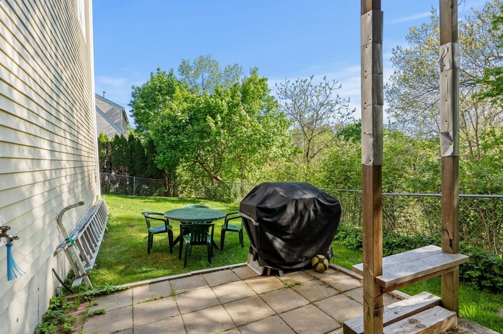 81 Leonard Cir, Lowell MA 01854-1248 exterior