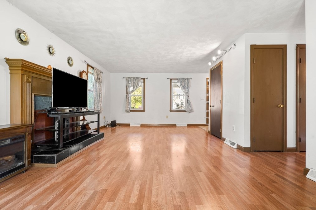 81 Leonard Cir, Lowell MA 01854-1248 exterior