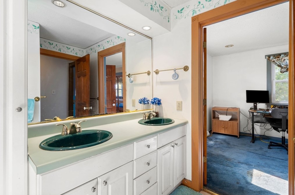 81 Leonard Cir, Lowell MA 01854-1248 exterior