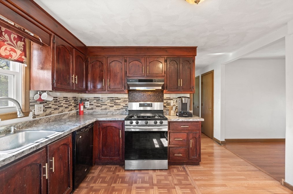 81 Leonard Cir, Lowell MA 01854-1248 exterior