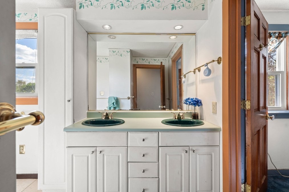 81 Leonard Cir, Lowell MA 01854-1248 exterior