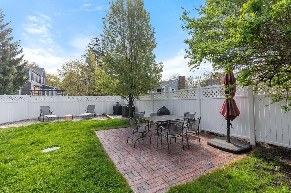 21 Linscott Rd, Hingham MA 02043-4717 exterior