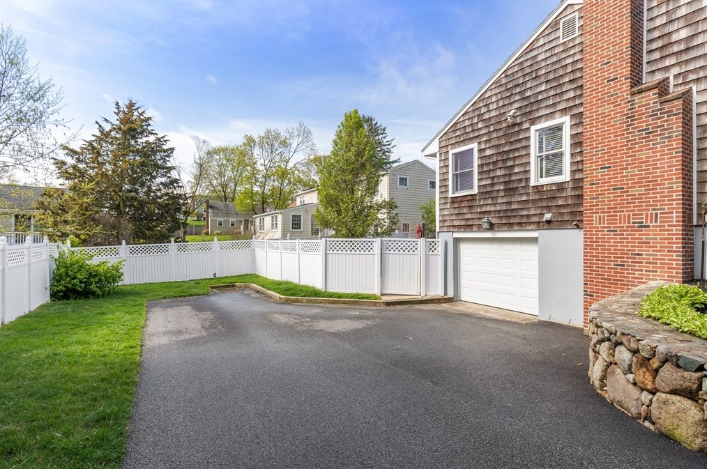 21 Linscott Rd, Hingham MA 02043-4717 exterior