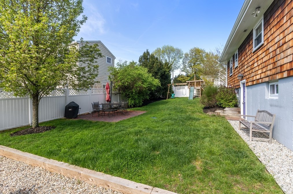 21 Linscott Rd, Hingham MA 02043-4717 exterior