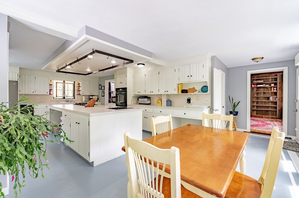 44 Highland Ave, Greenfield MA 01301-3605 exterior