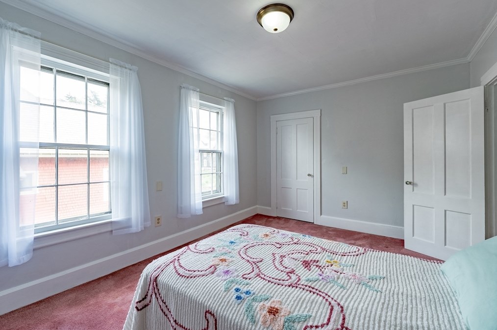 44 Highland Ave, Greenfield MA 01301-3605 exterior