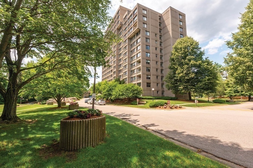 250 Hammond Pond Pkwy #907s, Boston, MA 02467