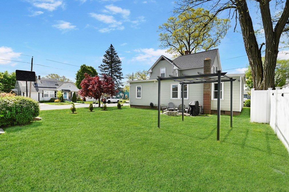 212 Spruce St, Leominster MA 01453-3771 exterior