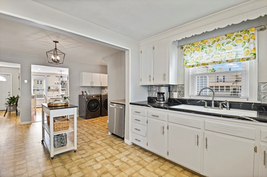 212 Spruce St, Leominster MA 01453-3771 exterior