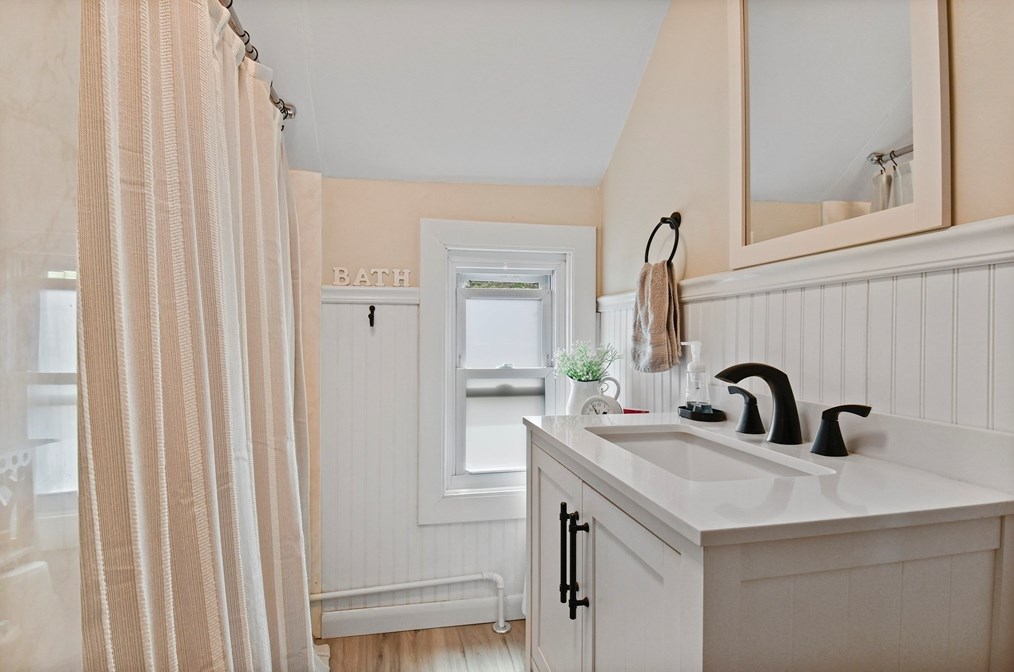 212 Spruce St, Leominster MA 01453-3771 exterior