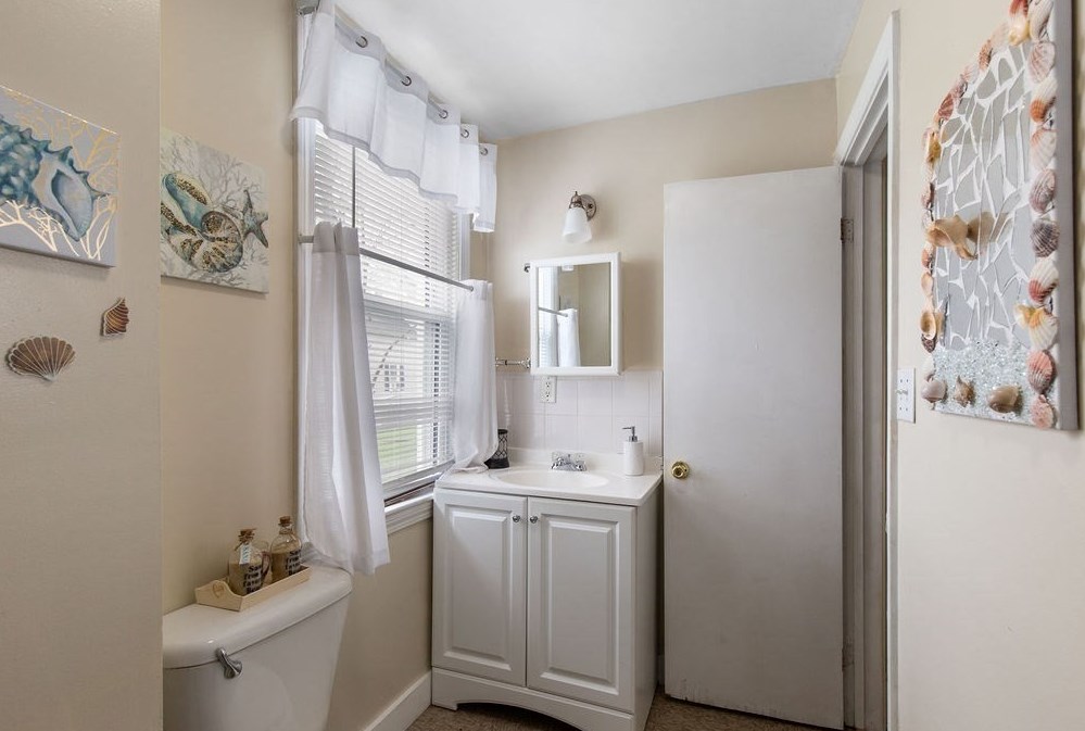 158 Crapo St, New Bedford MA 02744-1028 exterior