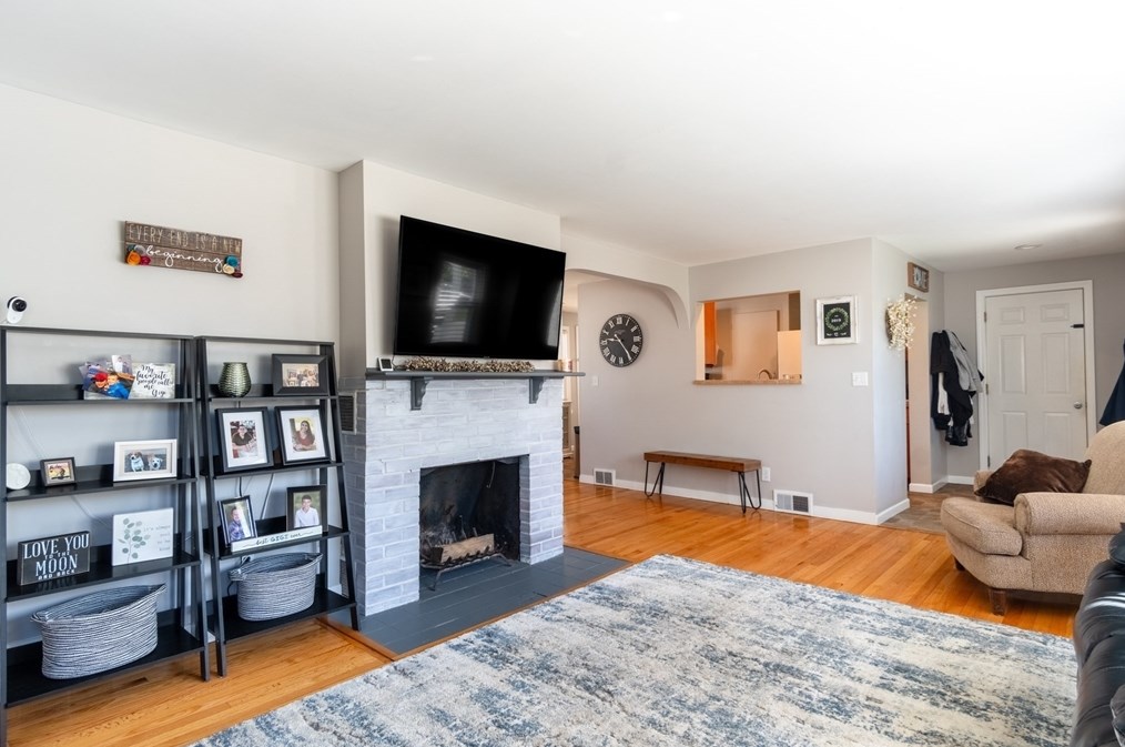 34 Frontenac St, Chicopee, MA 01020