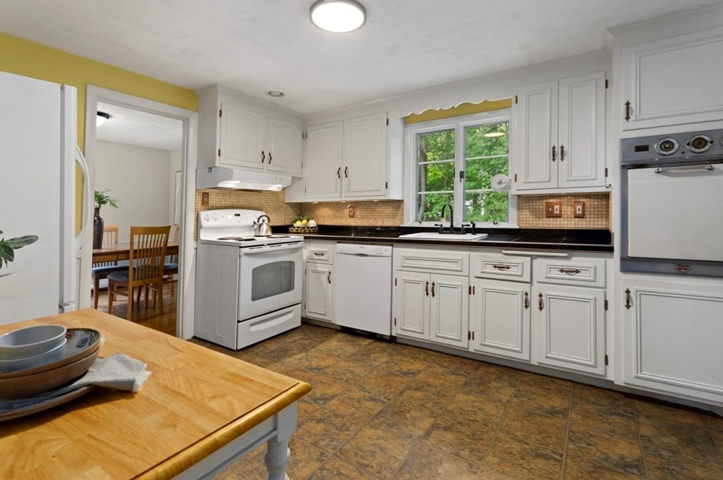 5 Priscilla Rd, Lynnfield MA 01940-1117 exterior