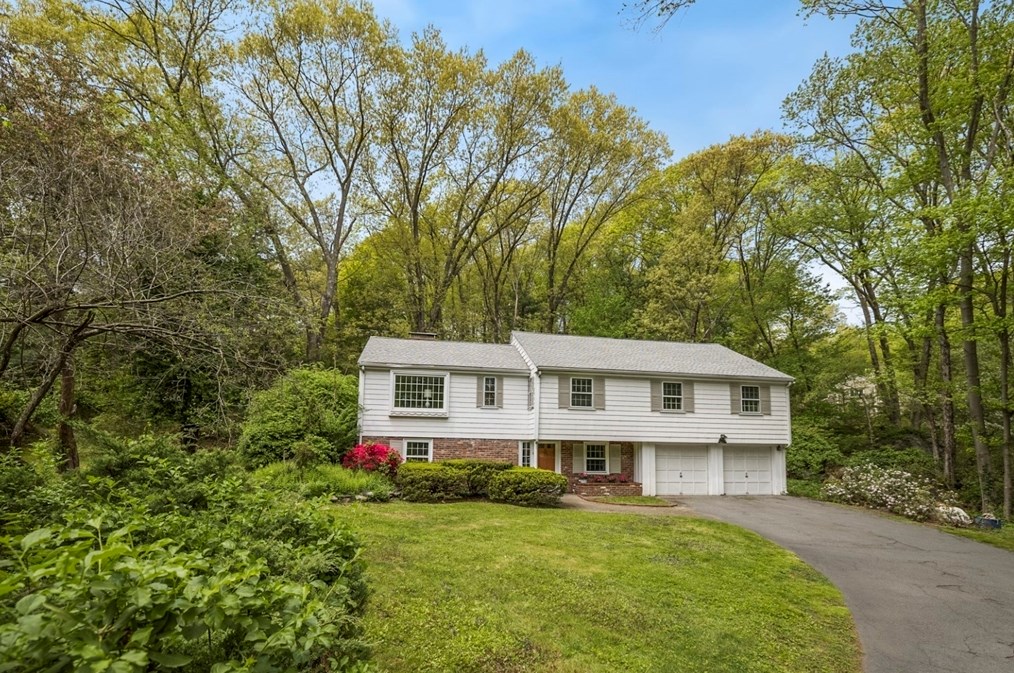 5 Alexandra Rd, Lynnfield, MA 01940