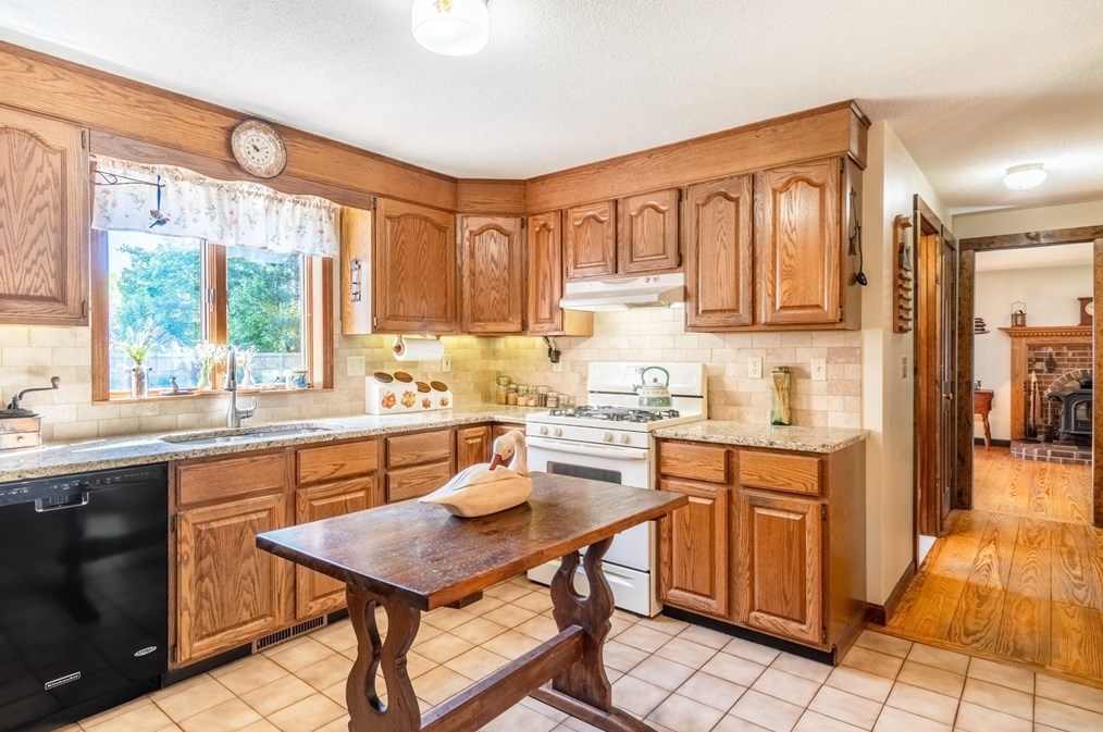 872 Somers Rd, East-Longmeadow, MA 01028 exterior