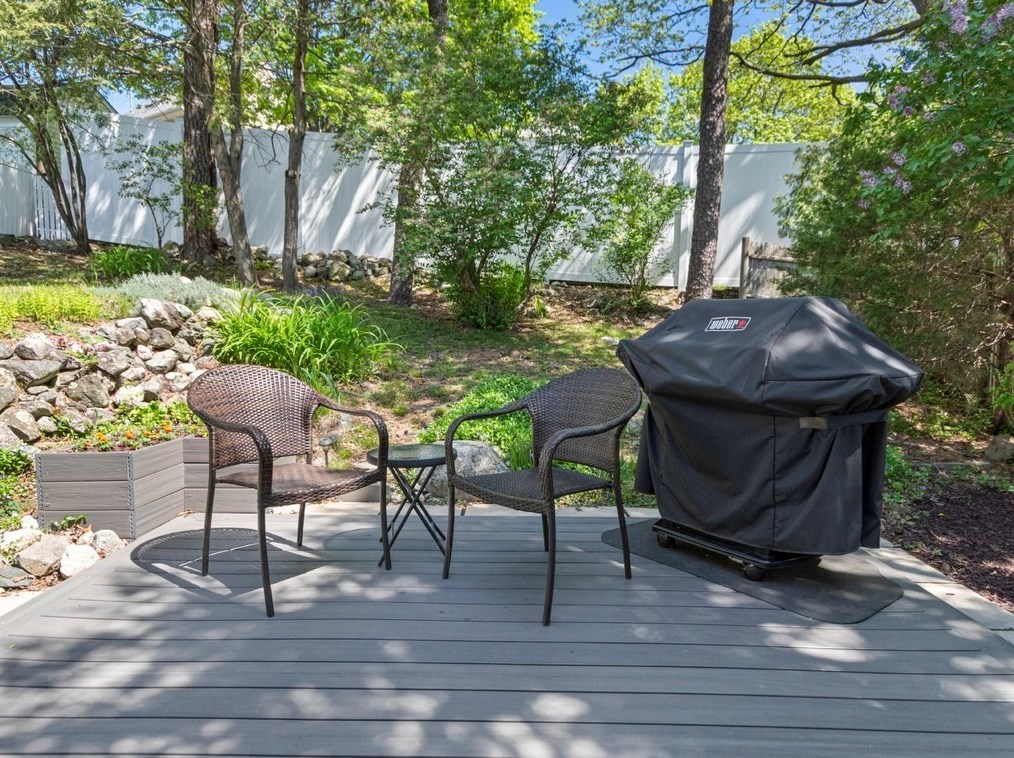 74 Cir Dr, Waltham MA 02452-5747 exterior