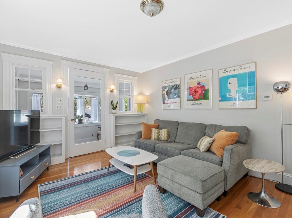 74 Cir Dr, Waltham MA 02452-5747 exterior