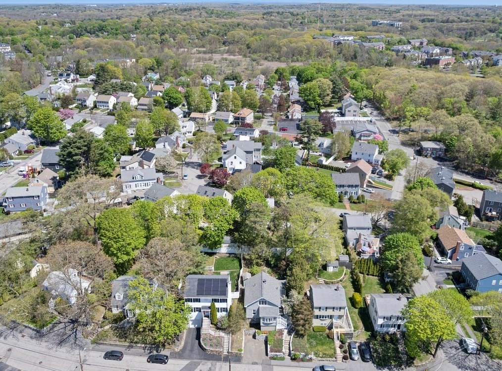 74 Cir Dr, Waltham MA 02452-5747 exterior