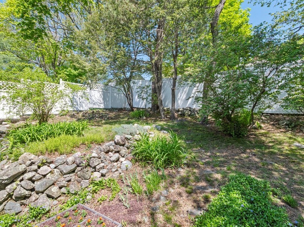 74 Cir Dr, Waltham MA 02452-5747 exterior