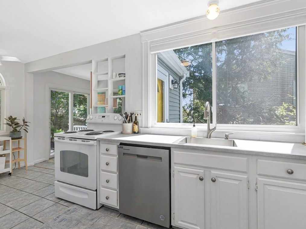 74 Cir Dr, Waltham MA 02452-5747 exterior