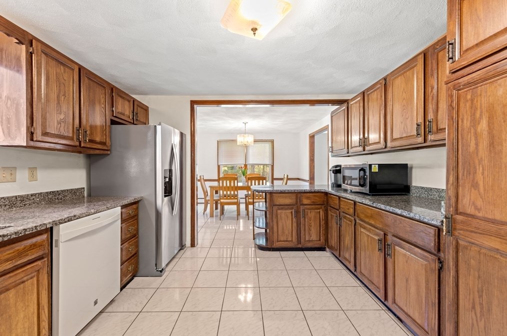 32 Henry J Dr, Tewksbury MA 01876-3719 exterior