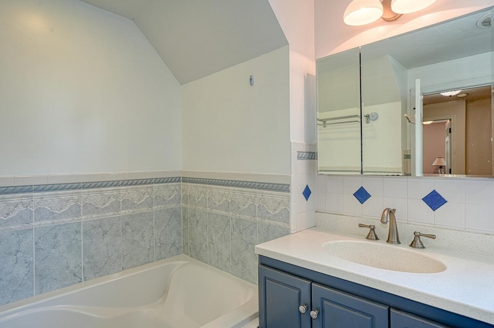 29 Walnut Rd, Holliston MA 01746-1584 exterior