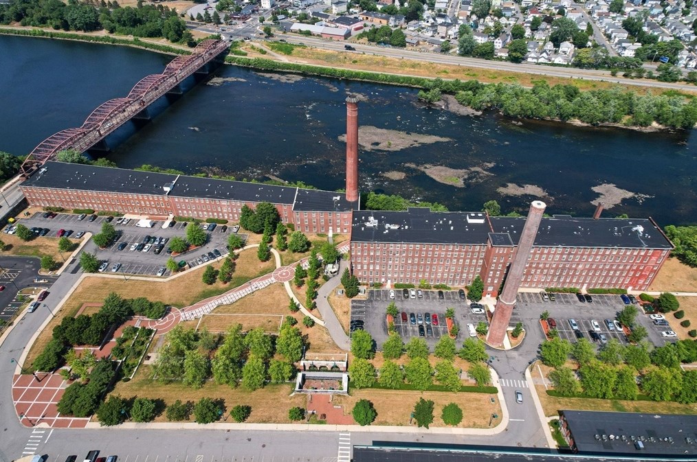 52 Lawrence Dr, Lowell MA  01854-3644 exterior