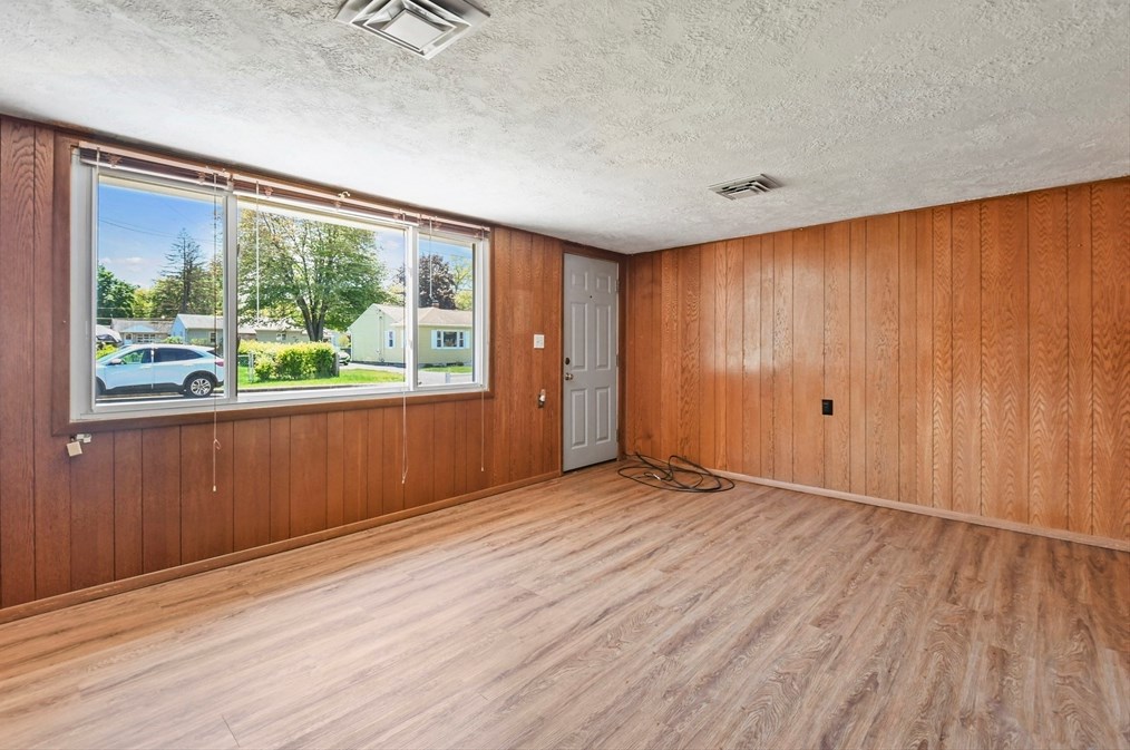 20 Taber St, Springfield, MA 01118