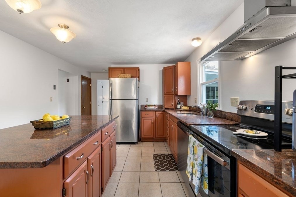 33 John Paul Cir, Braintree MA 02184-1009 exterior