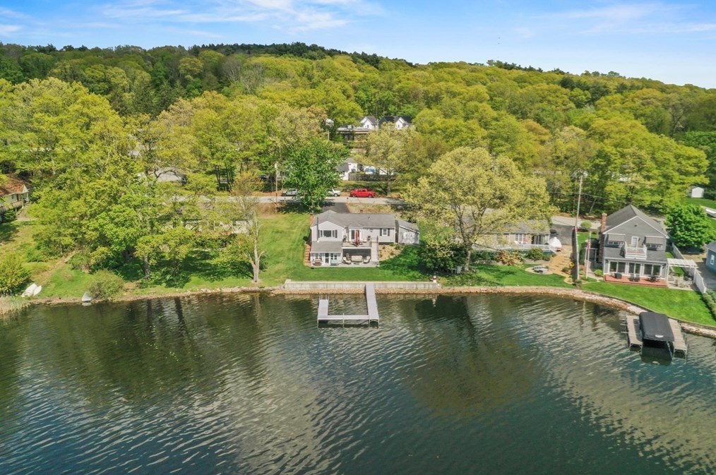 8 Fairfield St, Webster MA  01570-3327 exterior