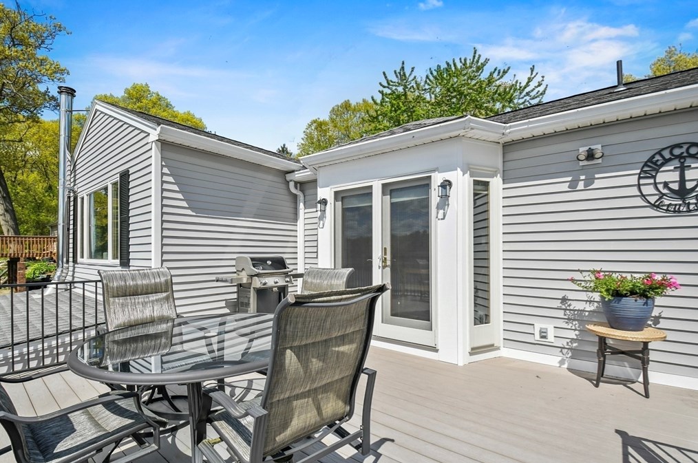 8 Fairfield St, Webster MA 01570-3329 exterior