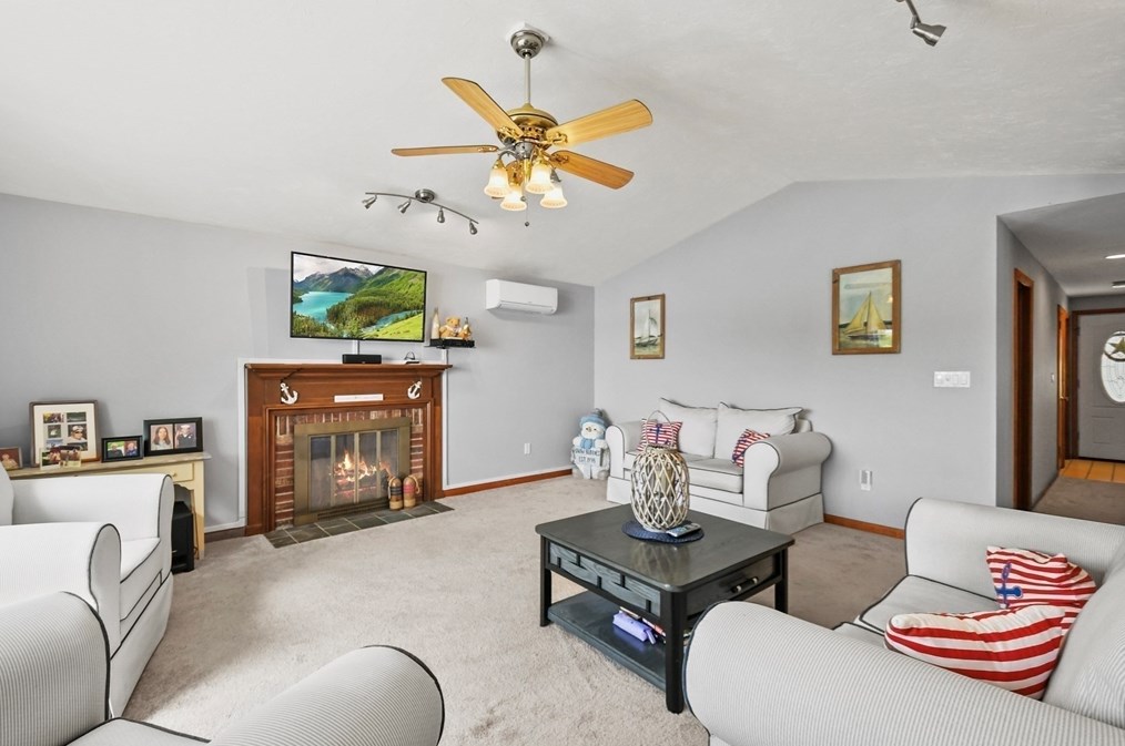 8 Fairfield St, Webster MA 01570-3329 exterior