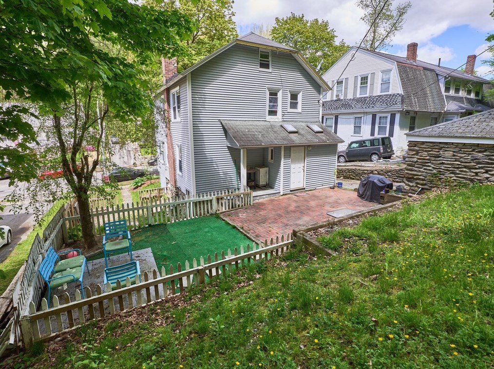 88 Beaconsfield Rd, Worcester MA 01602-1305 exterior