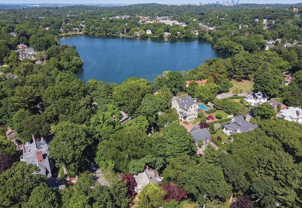 246 Lk Ave, Newton MA 02461-1210 exterior