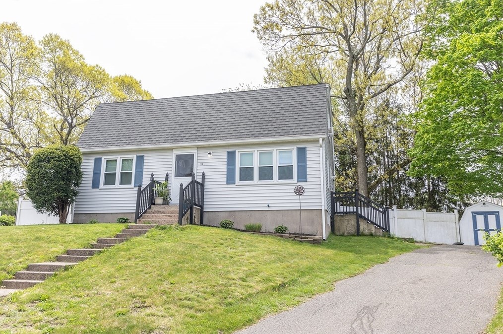 25 Lively Ln, Springfield, MA 01109 exterior