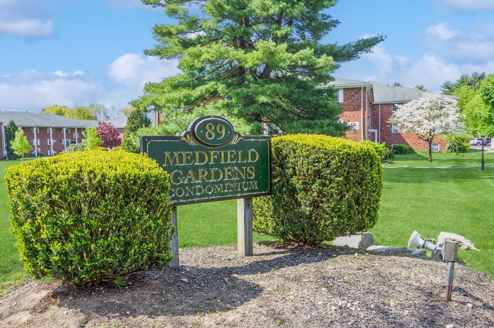 89 Pleasant St, Medfield MA  02052-2640 exterior