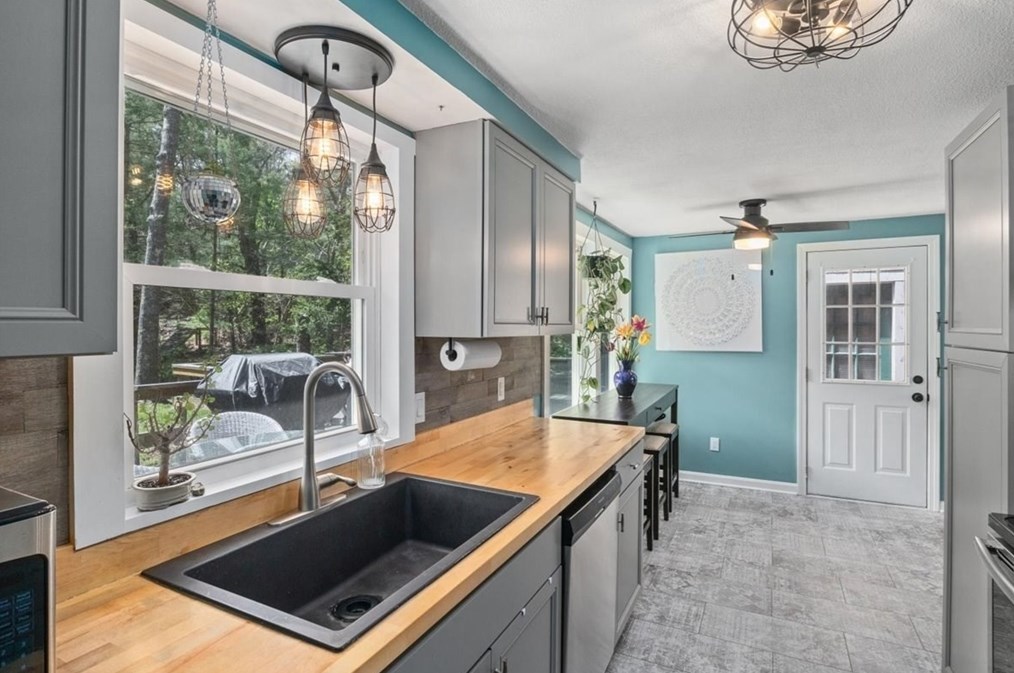 10 Thom Ave, Bourne MA  02532-4224 exterior