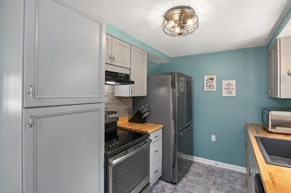 10 Thom Ave, Bourne MA  02532-4224 exterior