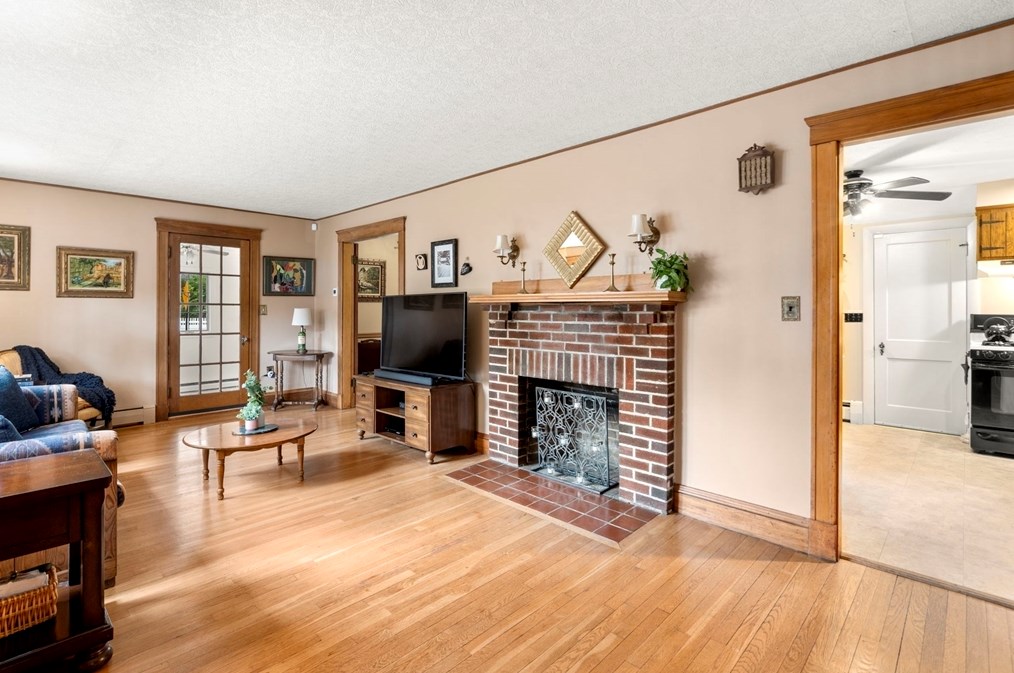 4 Henshaw Pl, Newton, MA 02465