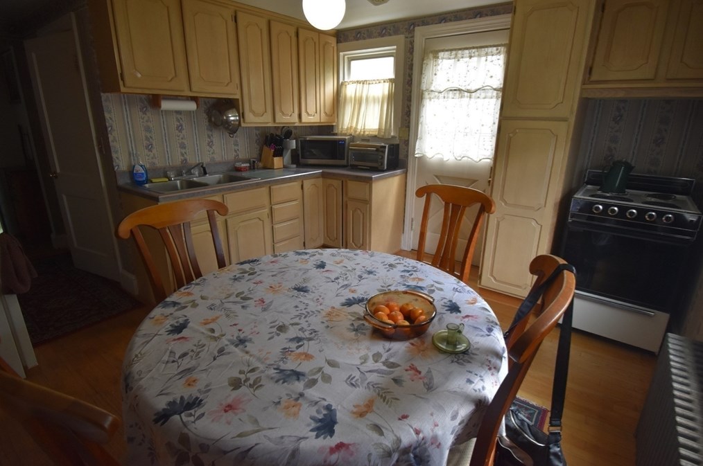 12 Fairview Ave, Natick MA 01760-4211 exterior