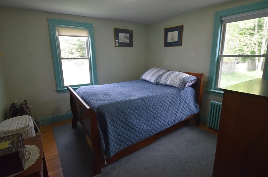 12 Fairview Ave, Natick MA 01760-4211 exterior