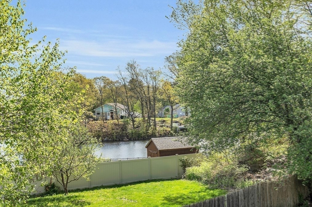 5 Maple St, Sutton MA 01590-1662 exterior