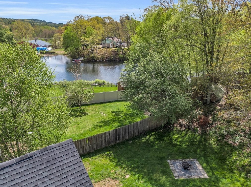 5 Maple St, Sutton MA 01590-1662 exterior