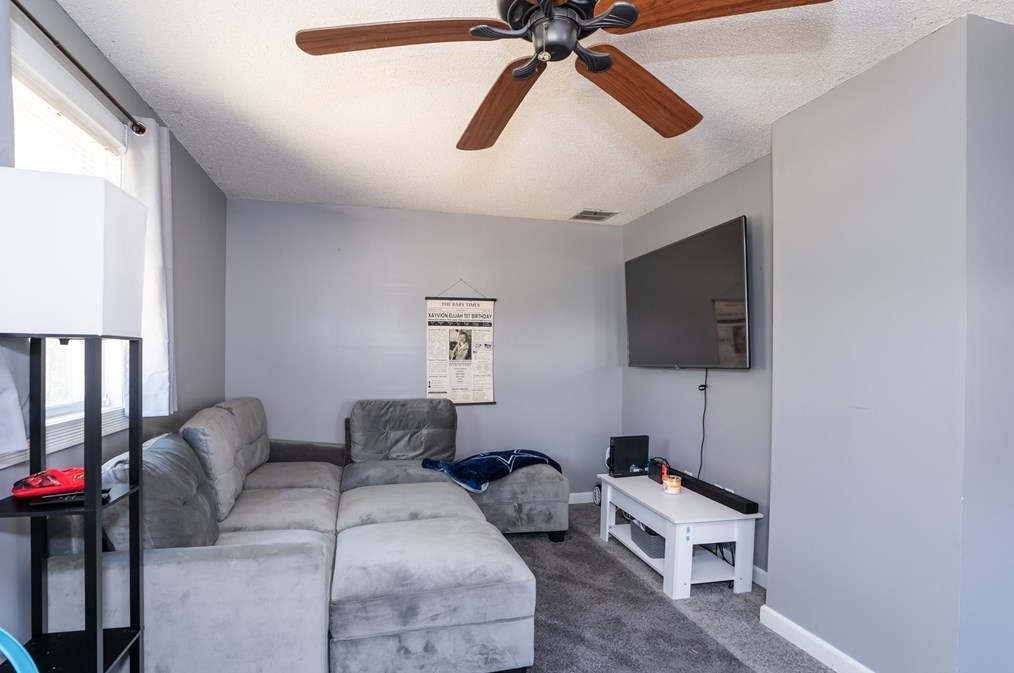 37 Greenwich Rd, Ware MA 01082-9304 exterior