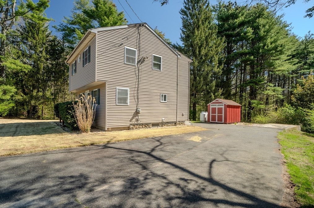 37 Greenwich Rd, Ware MA 01082-9304 exterior