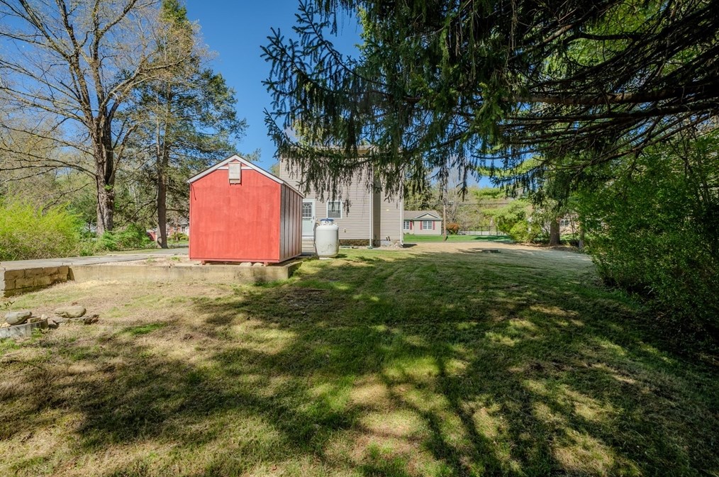 37 Greenwich Rd, Ware MA 01082-9304 exterior