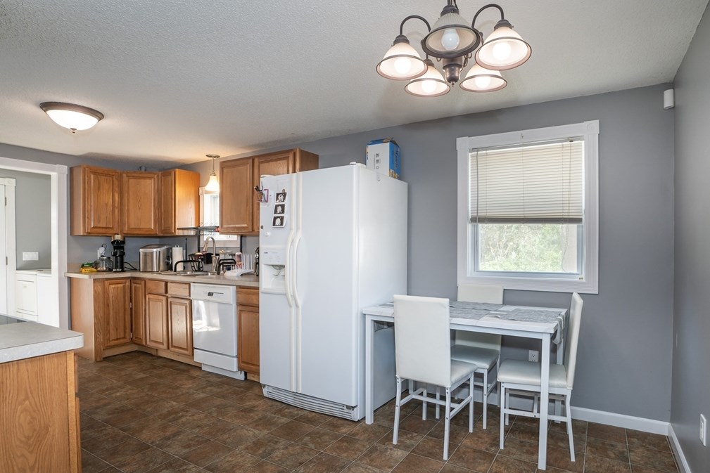 37 Greenwich Rd, Ware MA 01082-9304 exterior