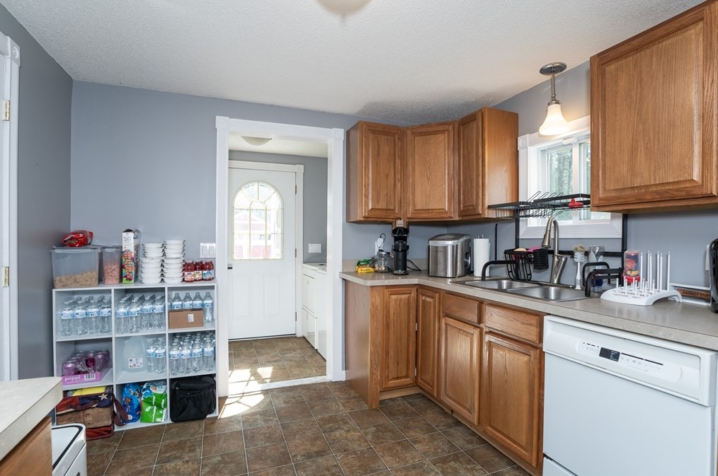 37 Greenwich Rd, Ware MA 01082-9304 exterior