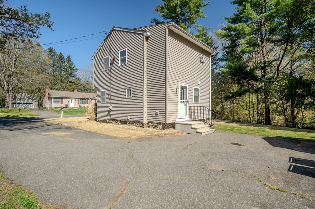 37 Greenwich Rd, Ware MA 01082-9304 exterior